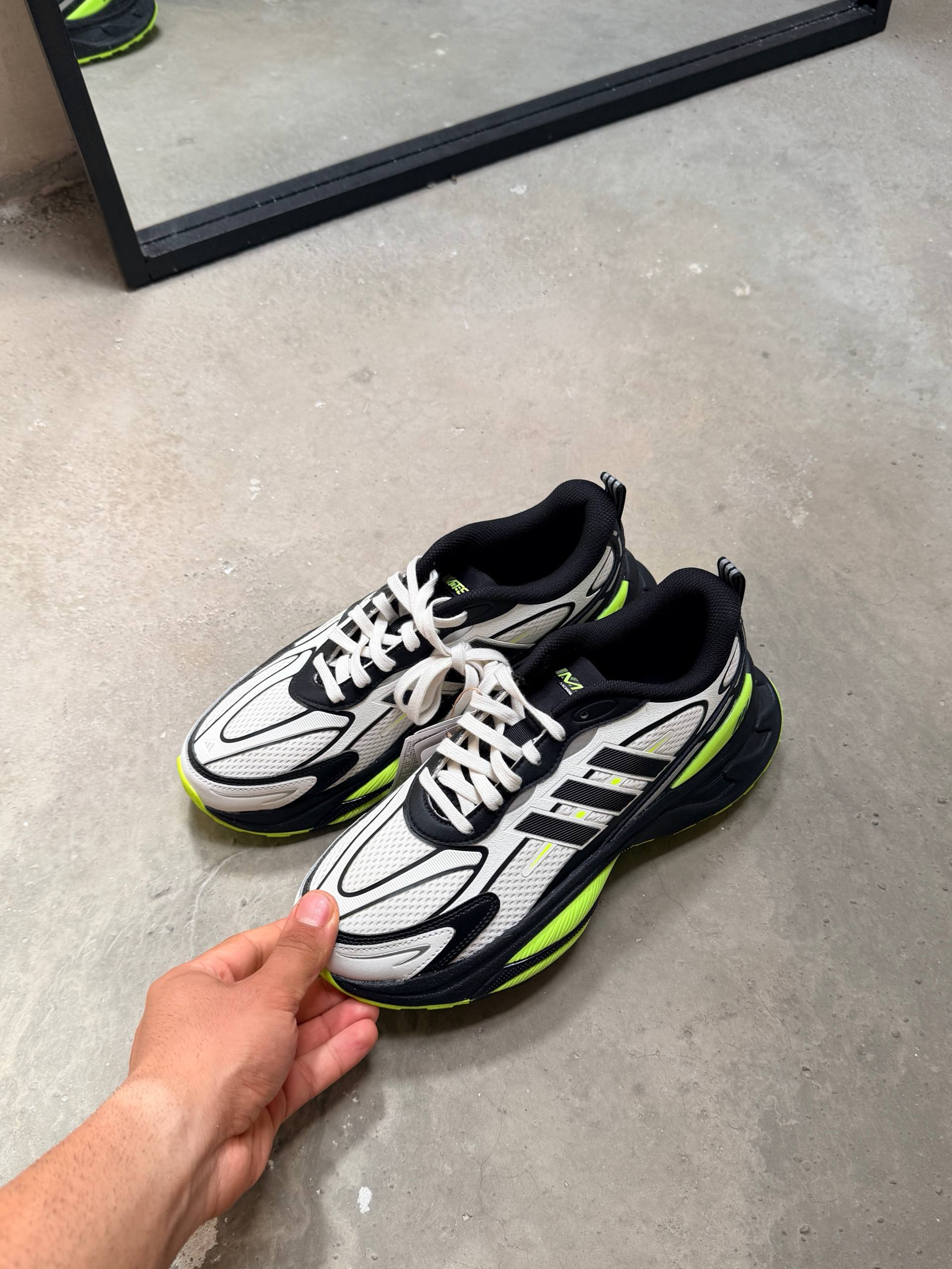 کتونی adidas سایز ۴۲ مدل دوم